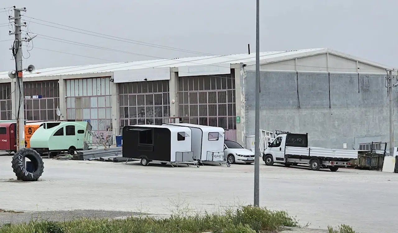 Asma kattan düşen işçi yaralandı 