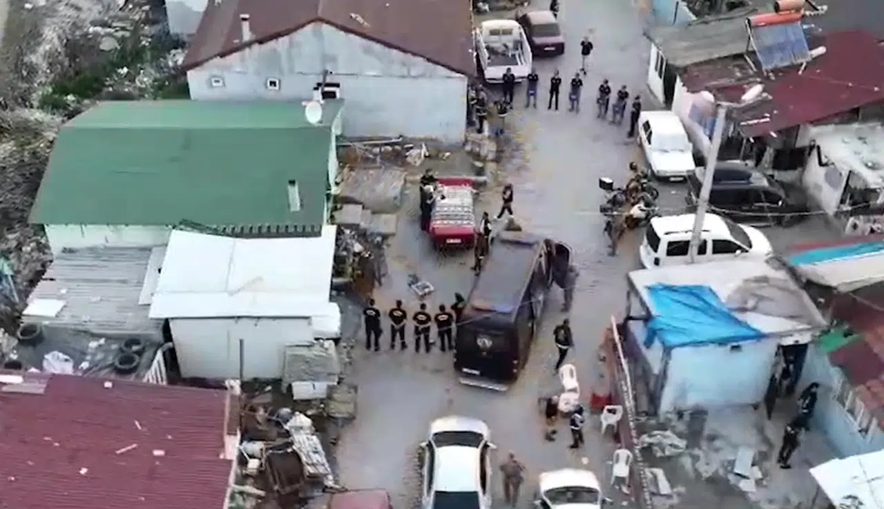 Bursa'da, özel harekat ve çevik kuvvet polislerinin de katıldığı narkotik operasyonu dronla görüntülendi