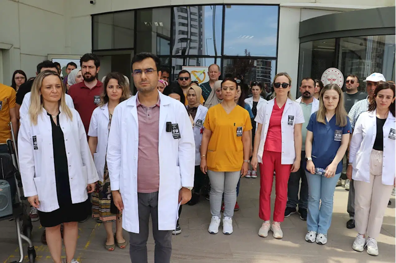 Kastamonu'da doktorlar, Sinop'taki trafik kazasında ölen meslektaşlarını andı