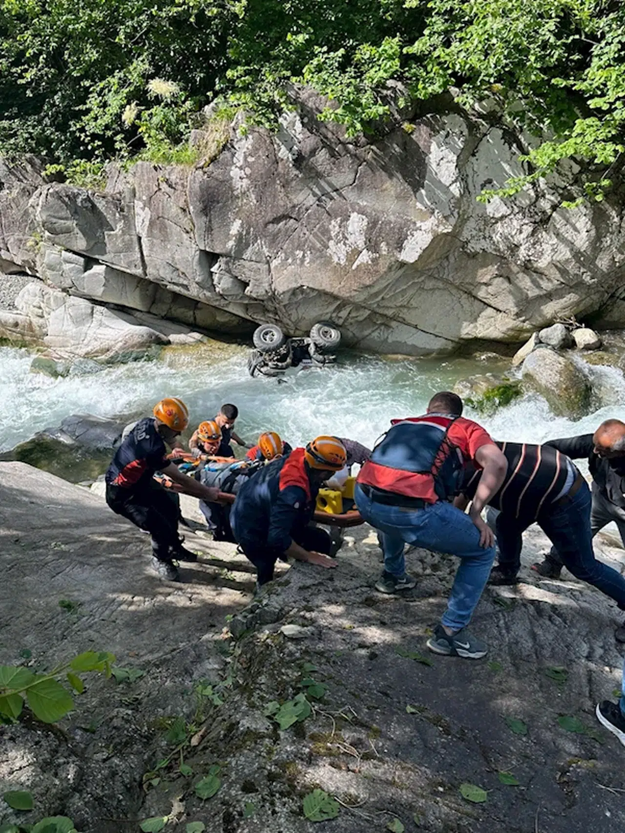 Rize'de aracıyla dereye düşen sürücü yaralandı