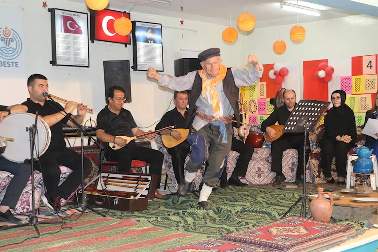 İlkokulda türkü gecesi