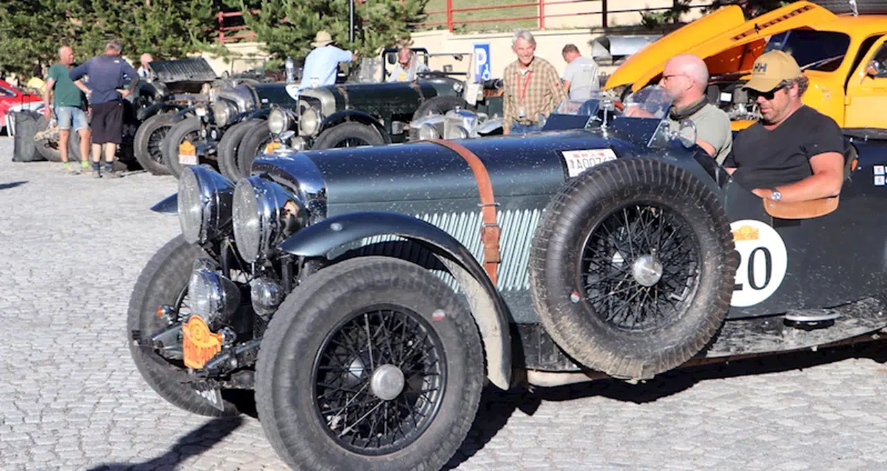 Pekin-Paris Otomobil Rallisi'ne katılan ekipler, klasik araçları ile Erzurum'a geldi 