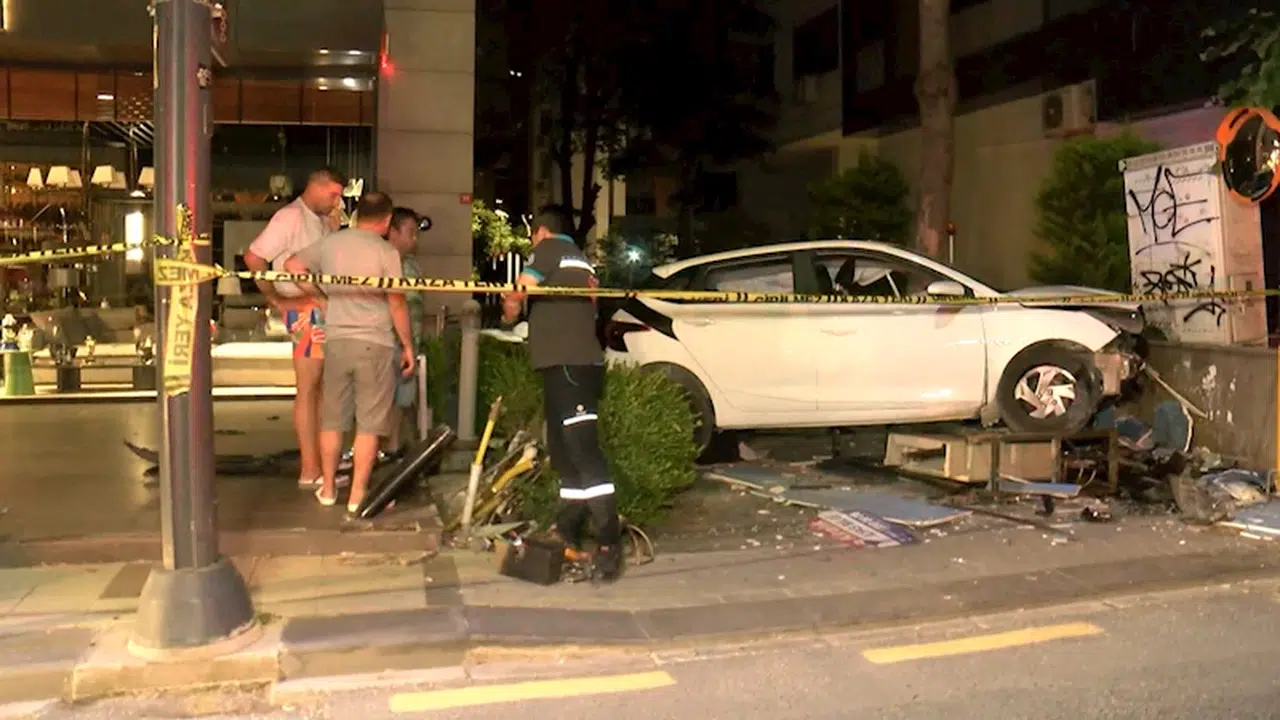 İstanbul- Kadıköy'de otomobil binanın doğal gaz kutusuna çarptı; apartman sakinleri tepki gösterdi
