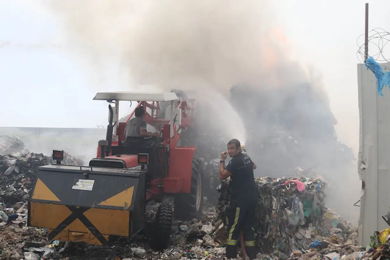 Geri dönüşüm merkezinde çıkan yangın 1 saatte kontrol altına alındı