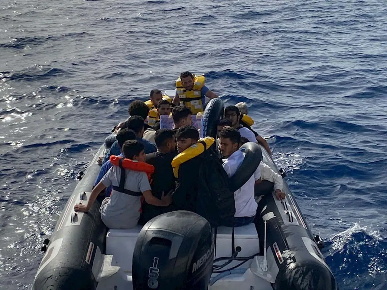 Kuşadası açıklarında 17 kaçak göçmen yakalandı