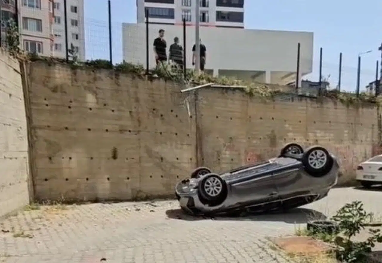 Edirne'de site bahçesine düşen otomobilde anne ile oğlu yaralandı