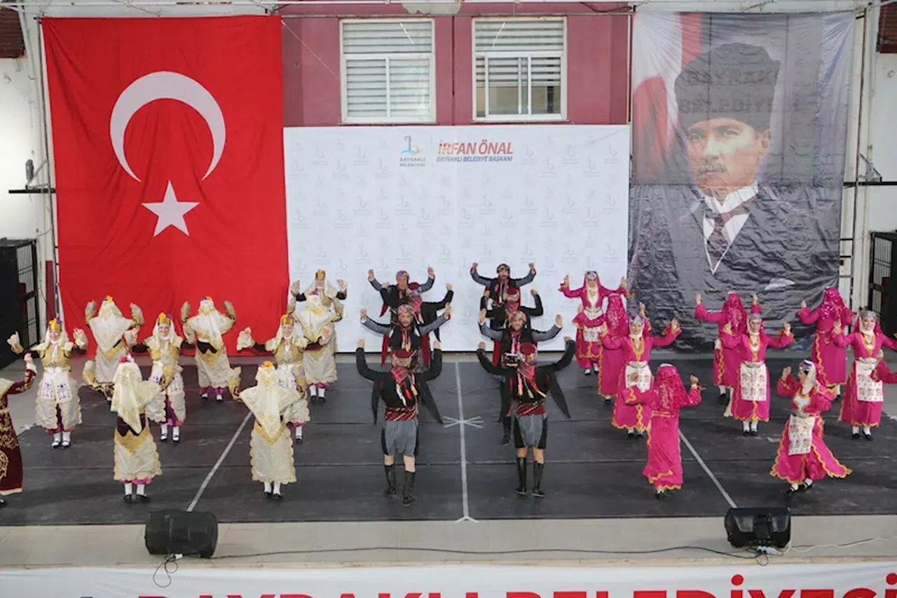 BASAMAK Halk Oyunları kursiyerlerinden yıl sonu gösterisi