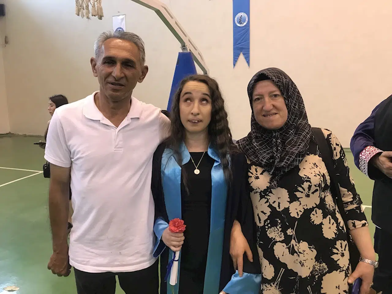 Görme engelli Semiha'nın mezuniyet sevinci 