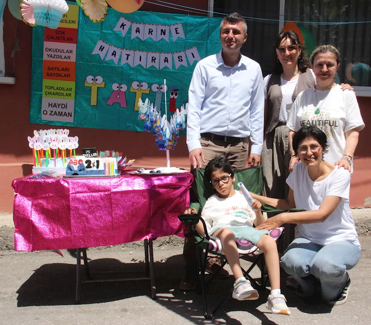 Serebral palsi hastası Asrın'a evinin önünde karne töreni