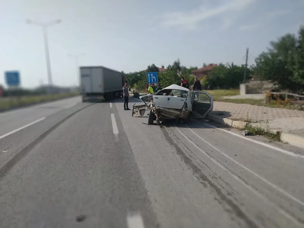 TIR, otomobil ile hafif ticari araçla çarptı: 5 yaralı