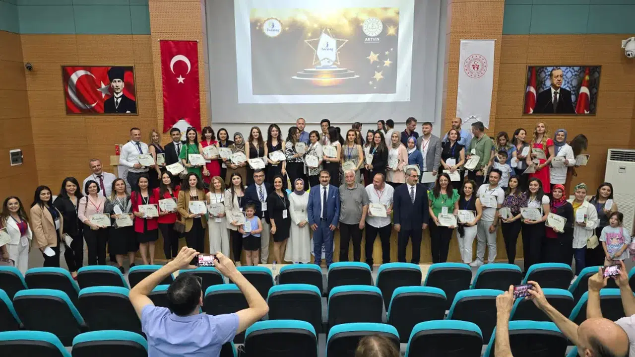 Bilişim Teknolojileri ve Eğitimin Buluştuğu Nokta: Artvin'de eTwinning Projesi Katılımcıları Ödüllendirildi