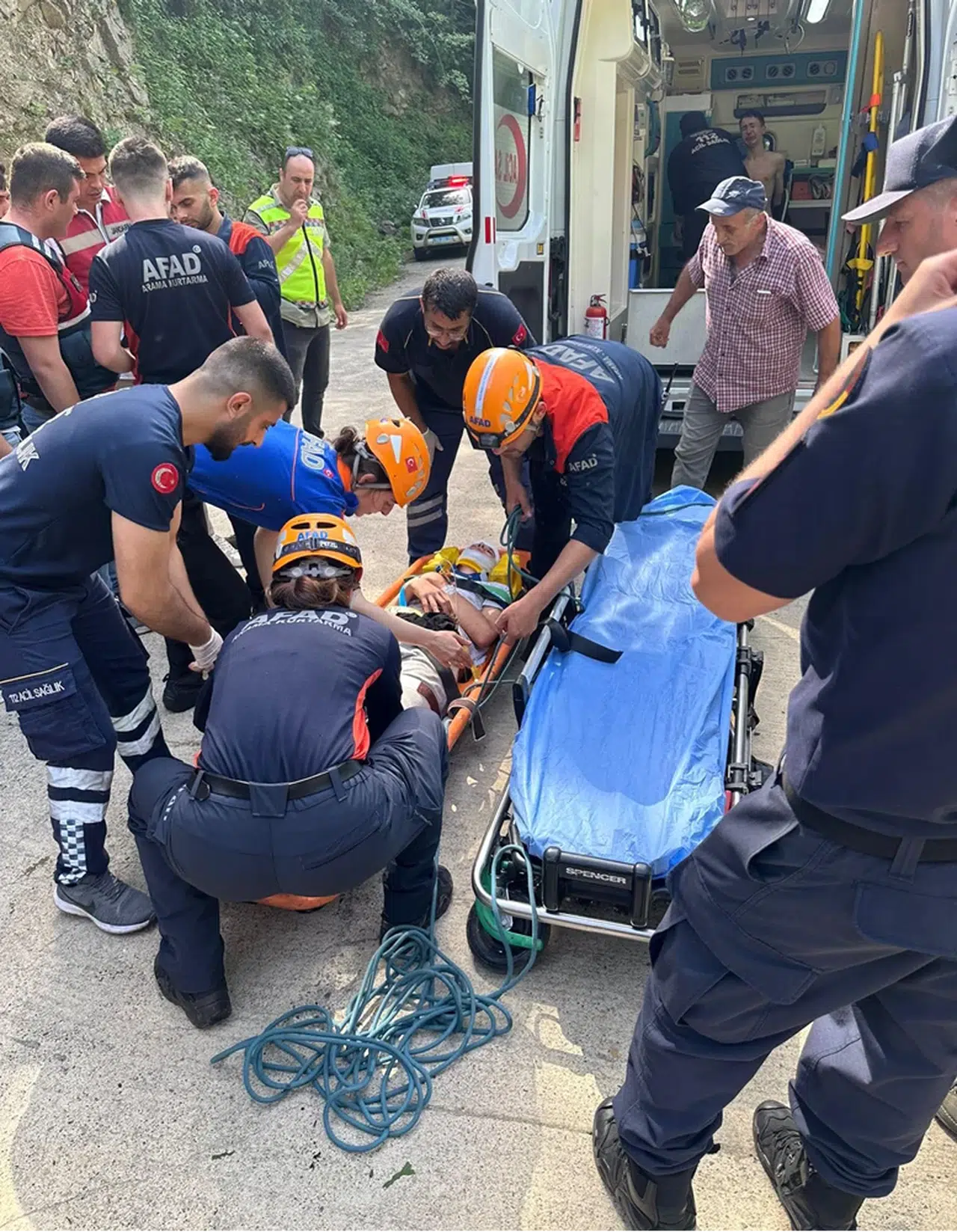 Rize'de dereye yuvarlanan aracın sürücüsü yaralandı