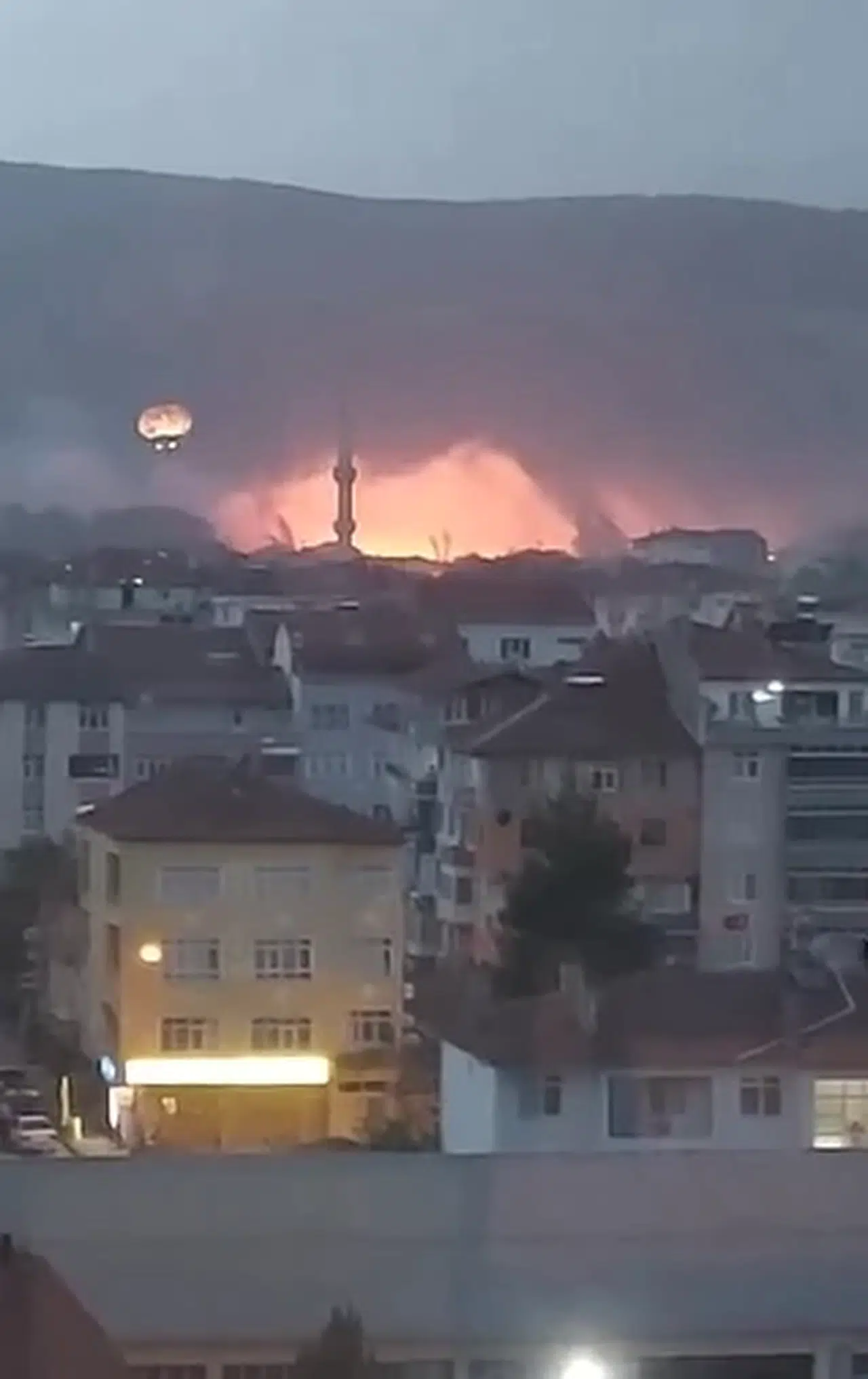 Elektrik teli koptu, çıkan yangında 5 dönüm arpa ekili tarla zarar gördü