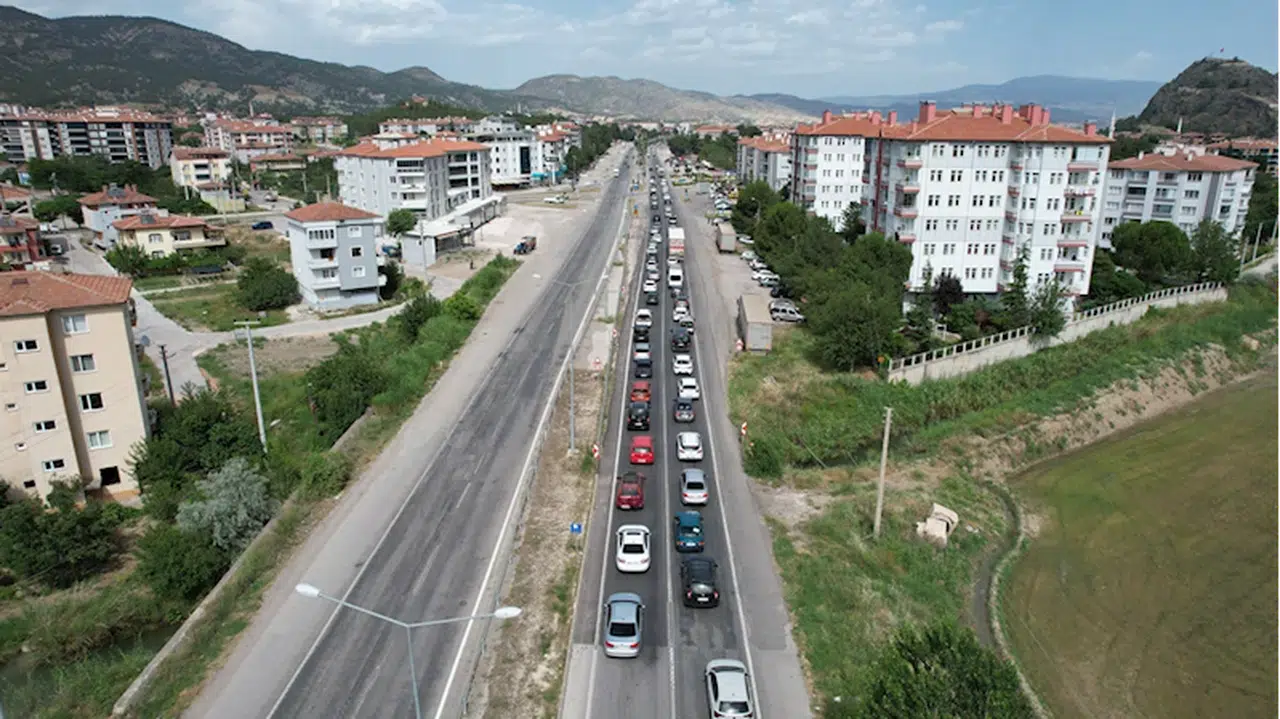 D 100 kara yolu Osmancık geçişinde trafik yoğunluğu başladı