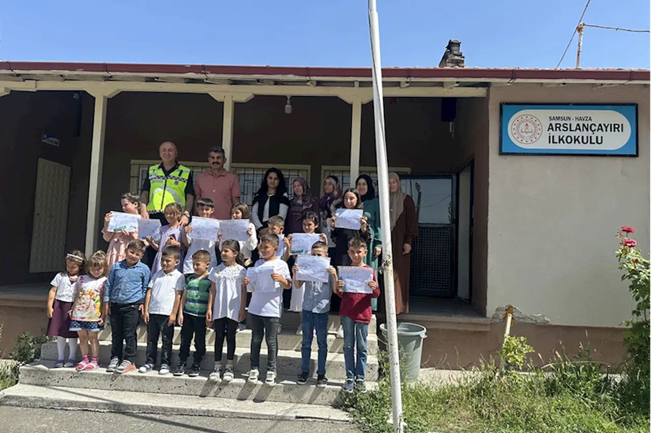 Havza'da jandarmadan çocuklara karne sürprizi