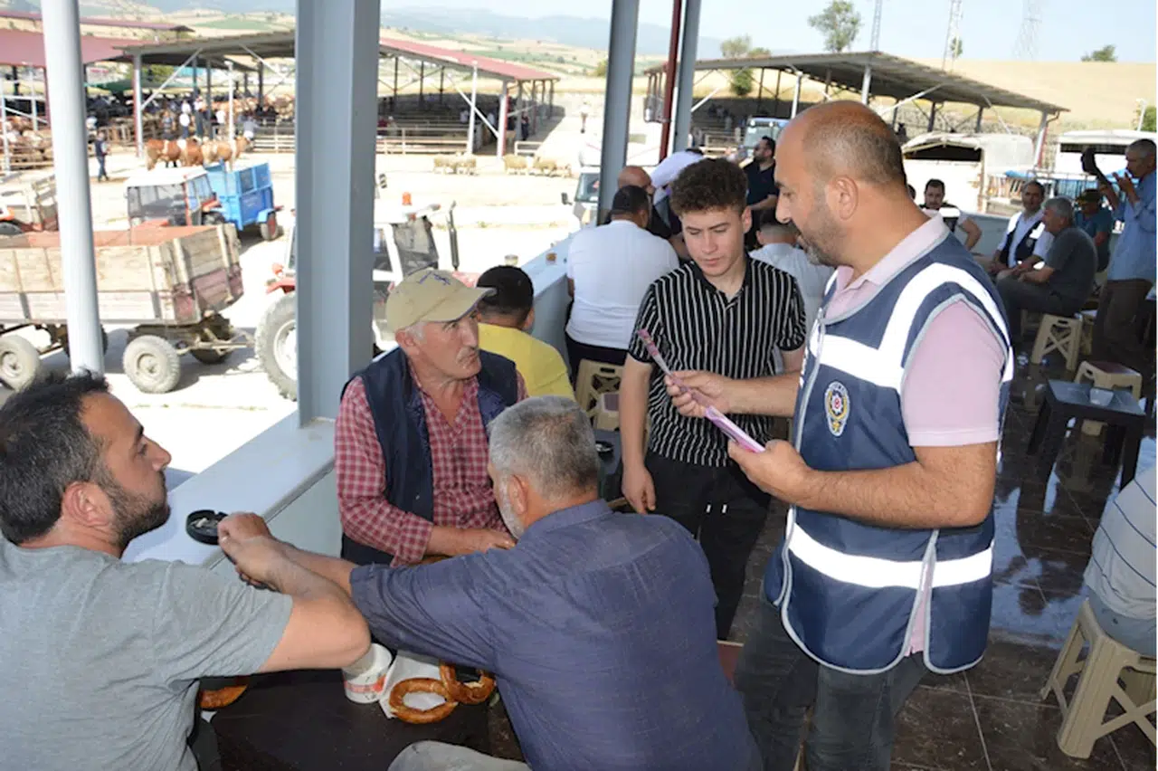 Havza'da polisten kurban pazarında sahte para ve dolandırıcılık uyarısı