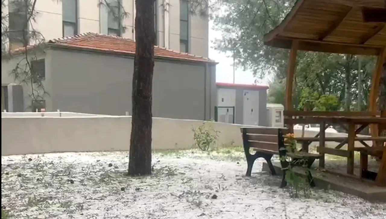 Ankara'da dolu ve sağanak etkili oldu