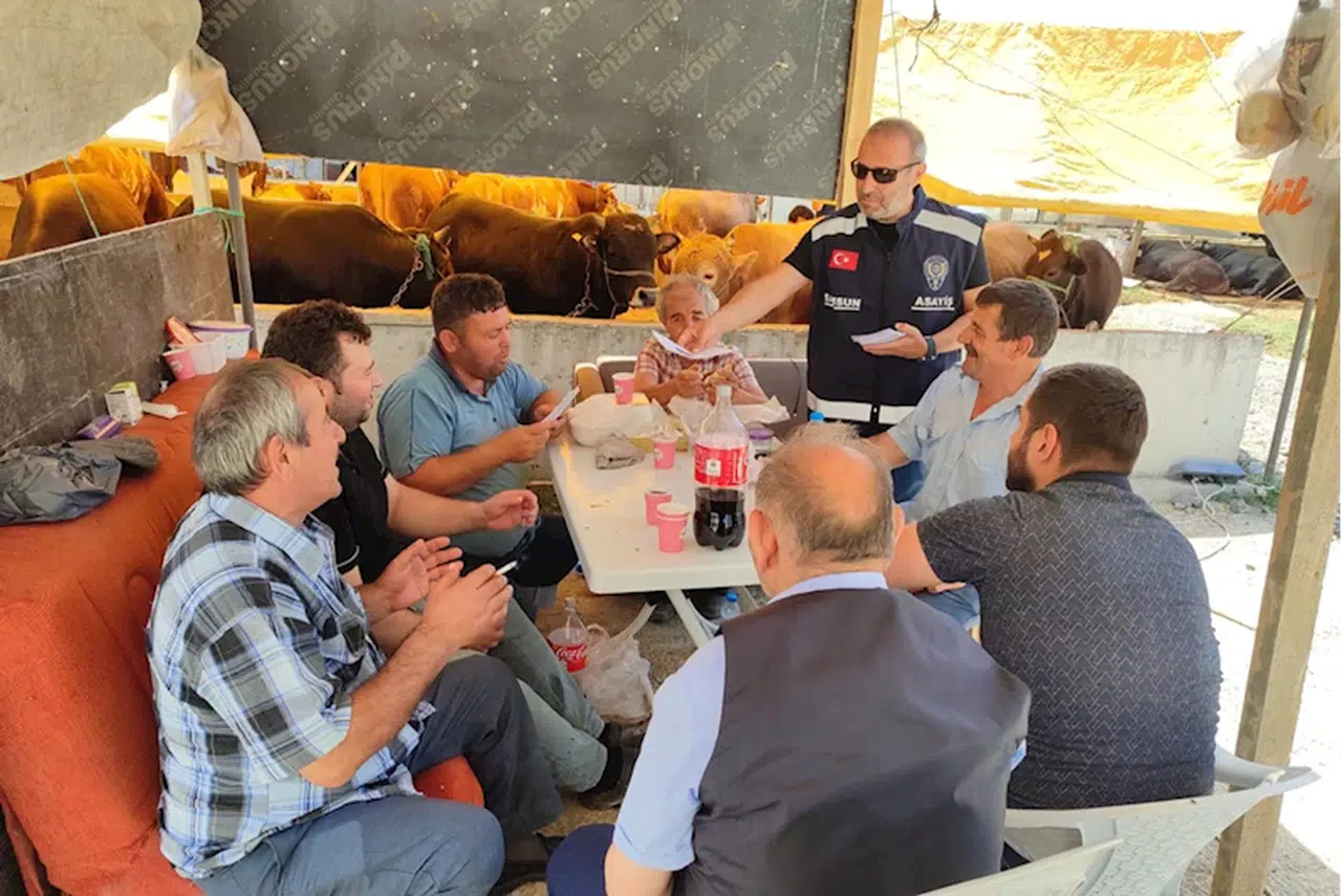 Samsun'da polis kurban satıcılarını "sahte para" konusunda uyardı