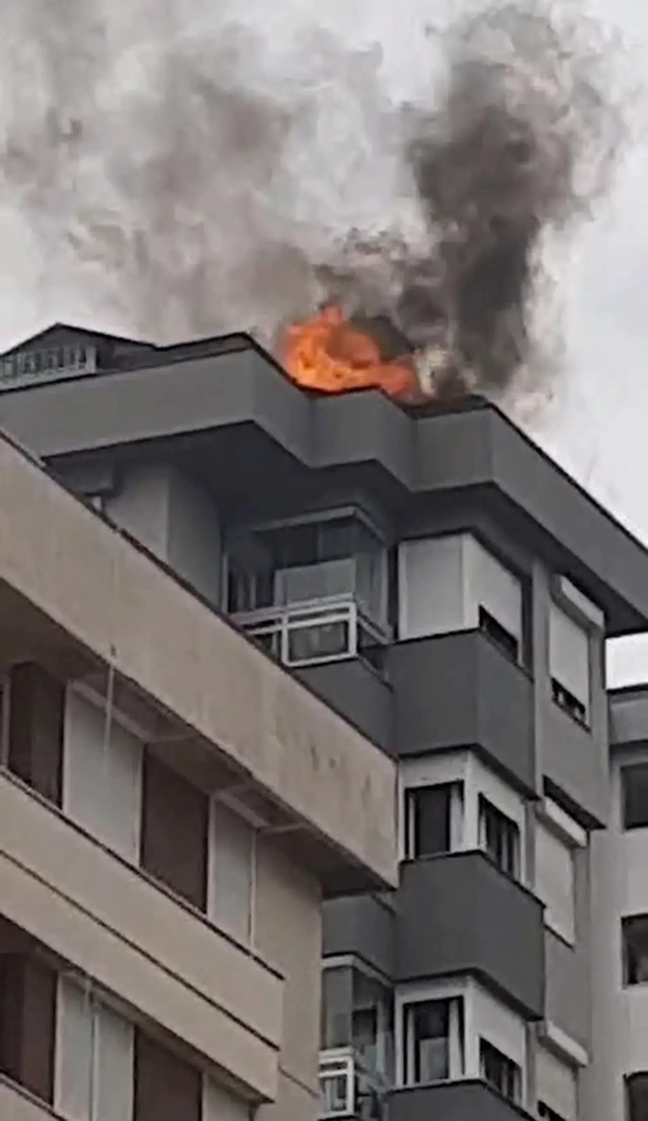 İstanbul- Kadıköy'de 13 katlı binanın çatısında yangın çıktı