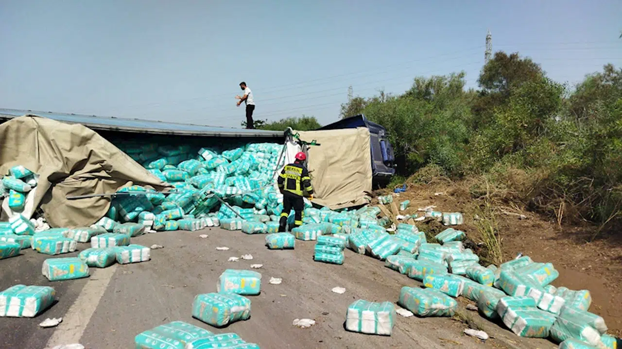 Tarsus'ta çocuk bezi yüklü TIR devrildi 