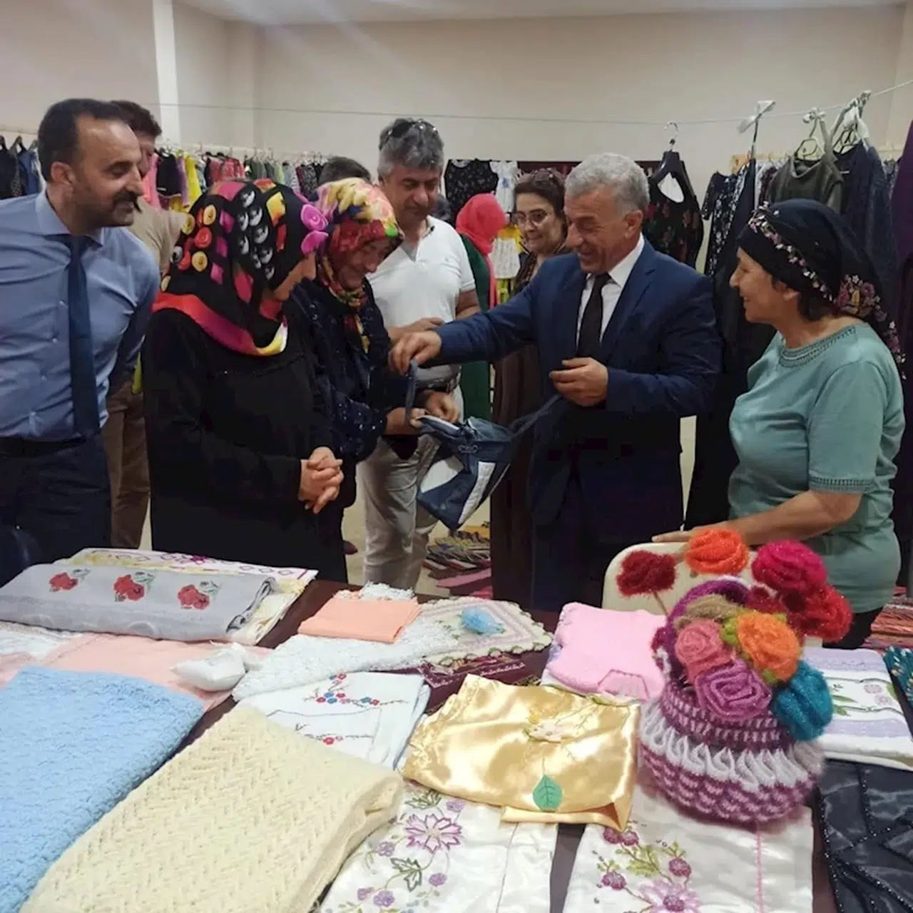 Çaykara'da atık malzemelerden hazırlanan kıyafetler sergilendi