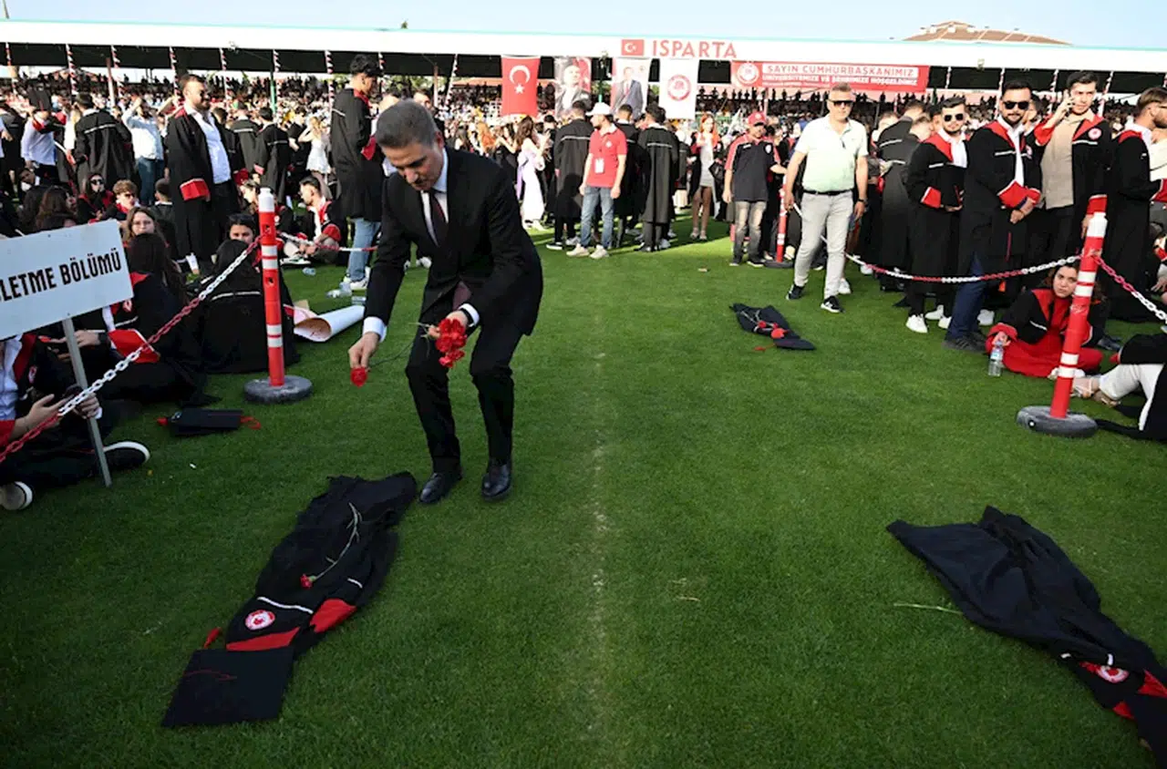 Gazze'deki üniversiteler için mezuniyet cübbesi bırakıldı