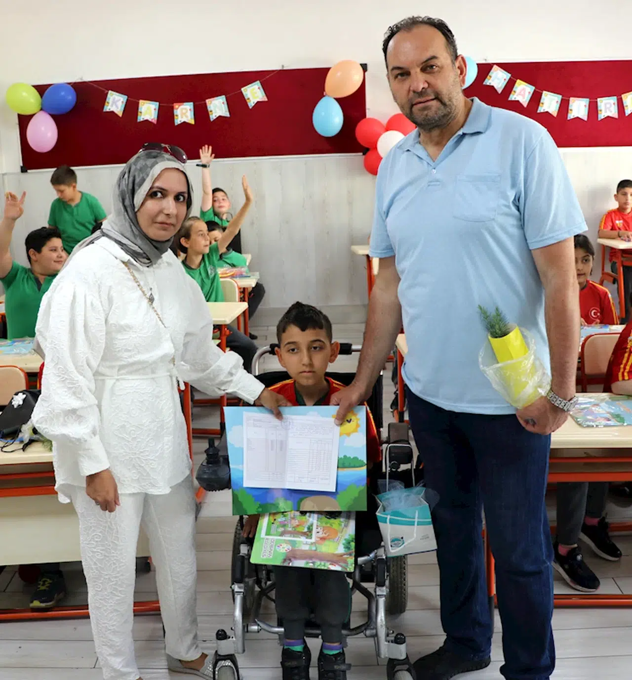 SMA'lı Salih Eren, akülü tekerlekli sandalye ile geldiği okulunda karnesini aldı