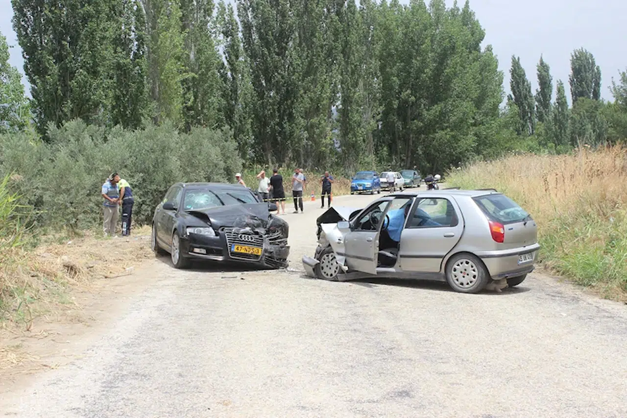 Manisa'da otomobiller çarpıştı; evli çift öldü, 2 yaralı
