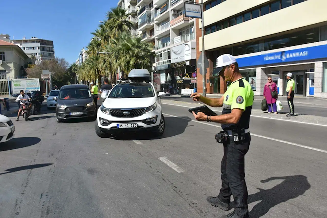 İzmir'de bayram tatili için 1579 trafik personeli görevlendirildi