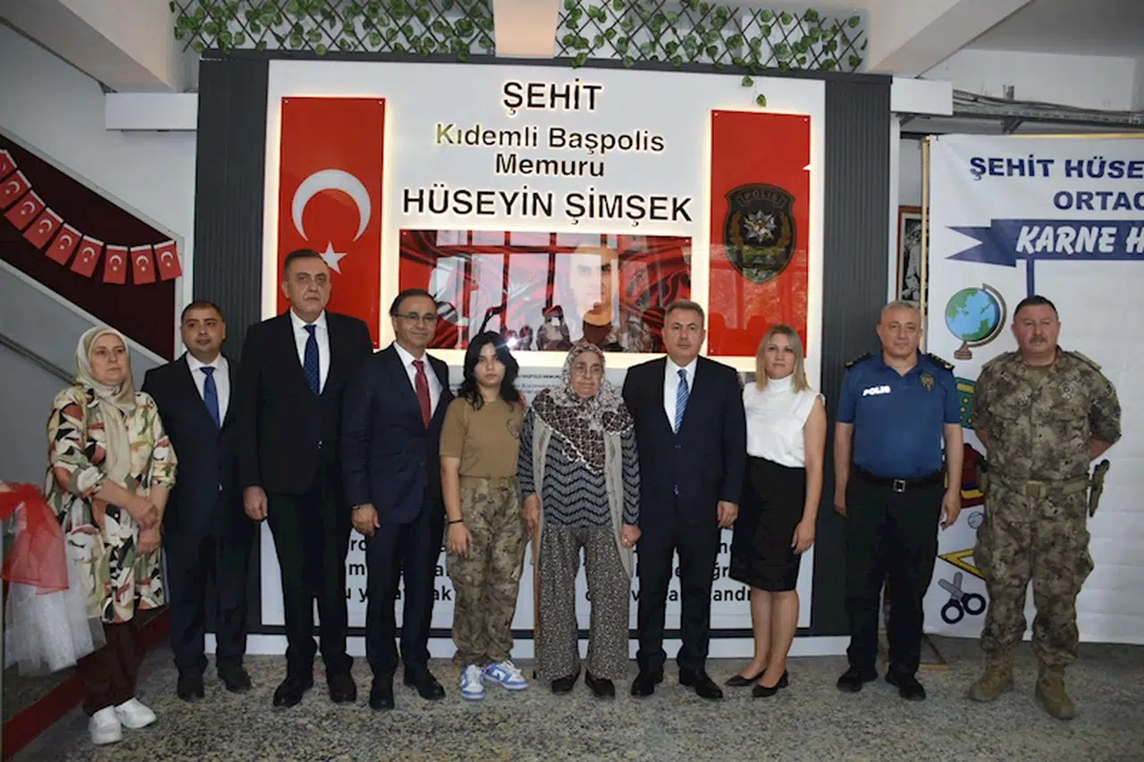 İzmir'de karne töreni şehit Şimşek'in isminin verildiği okulda yapıldı