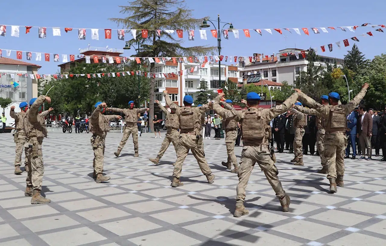 Jandarmalar harmandalı oynadı