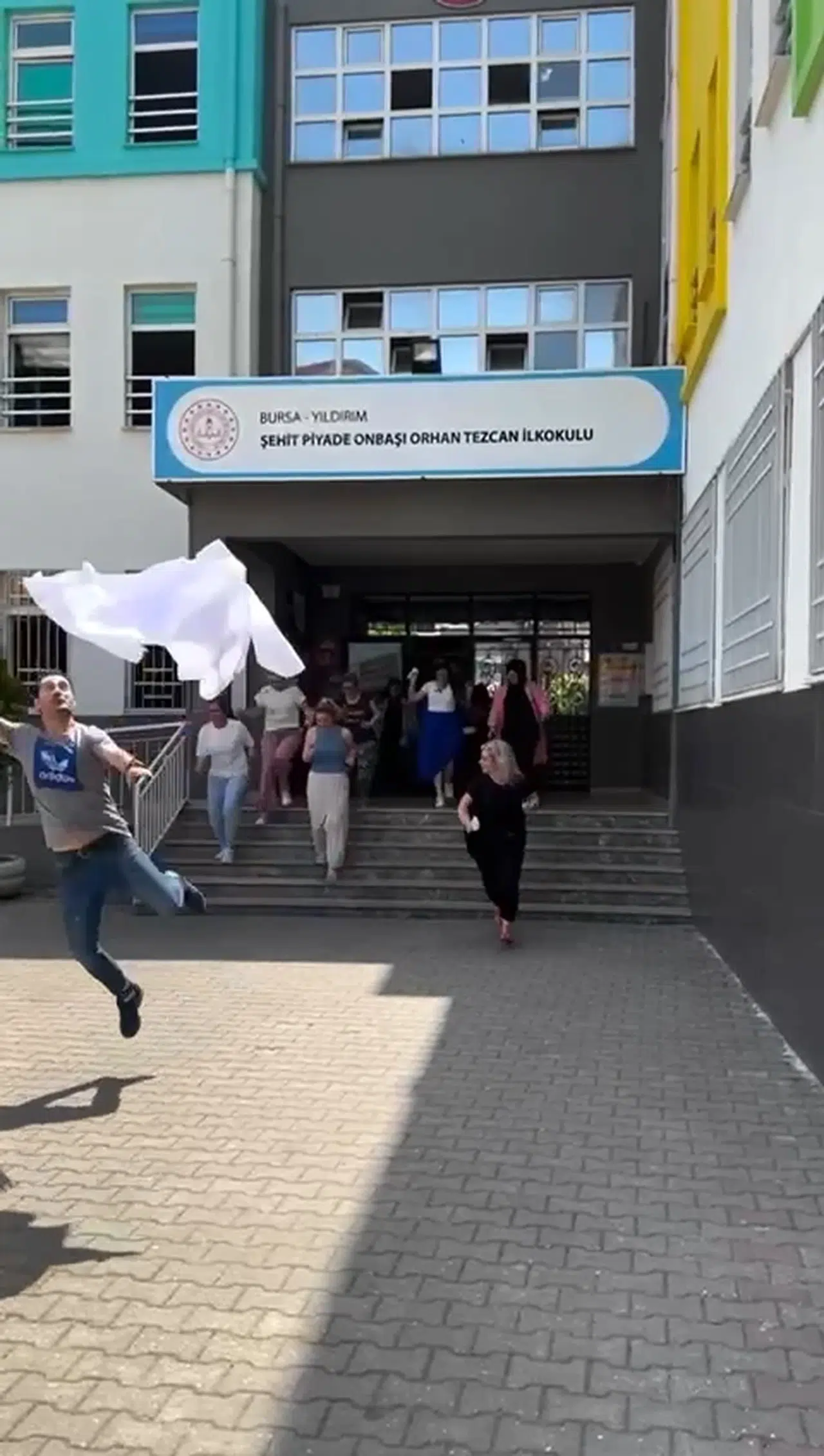 Bursa'da öğretmenlerden 'tatil sevinci' klibi 