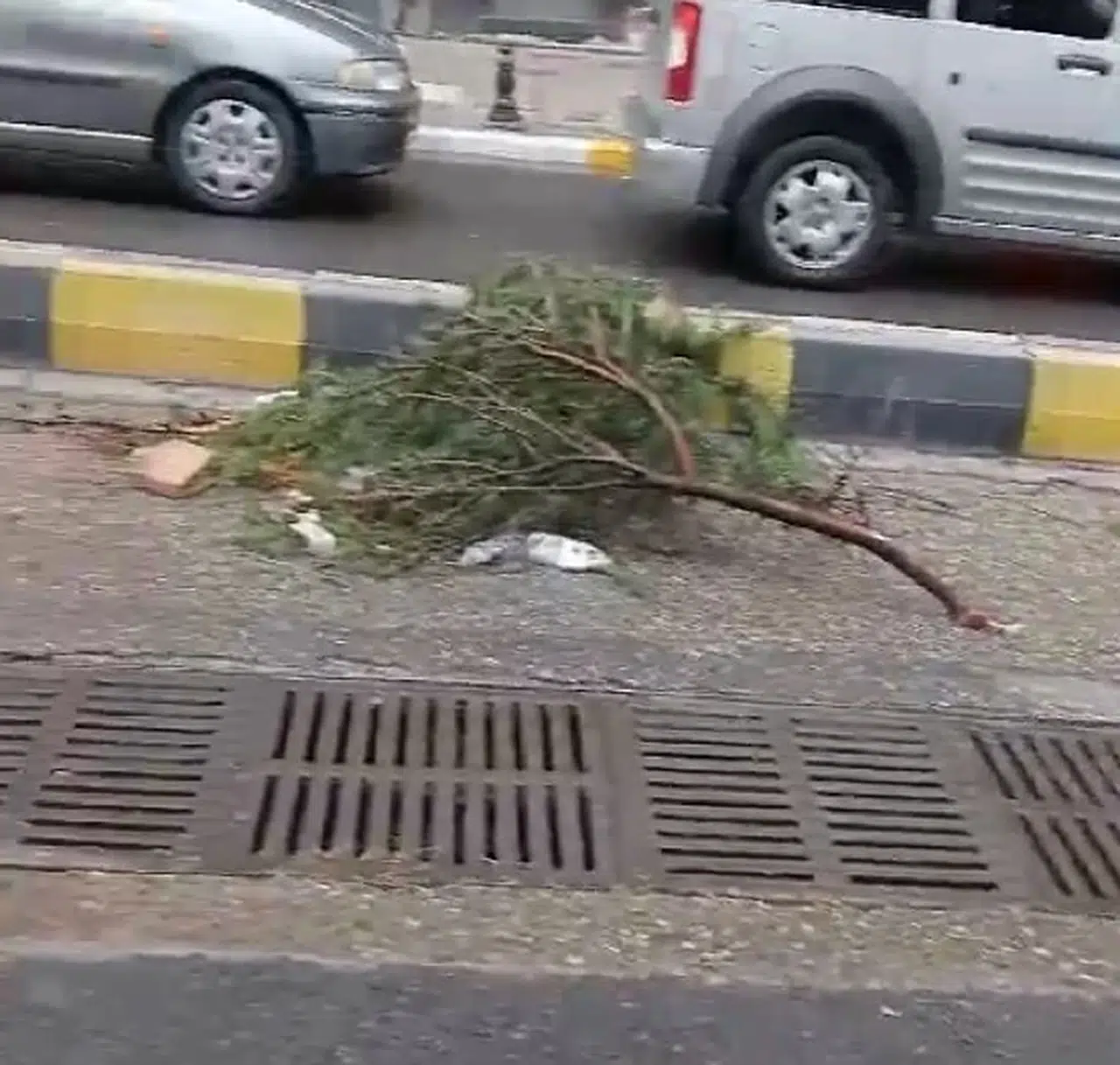 Karabük'te sağanak ve fırtına etkili oldu,1 caminin minaresi yıkıldı