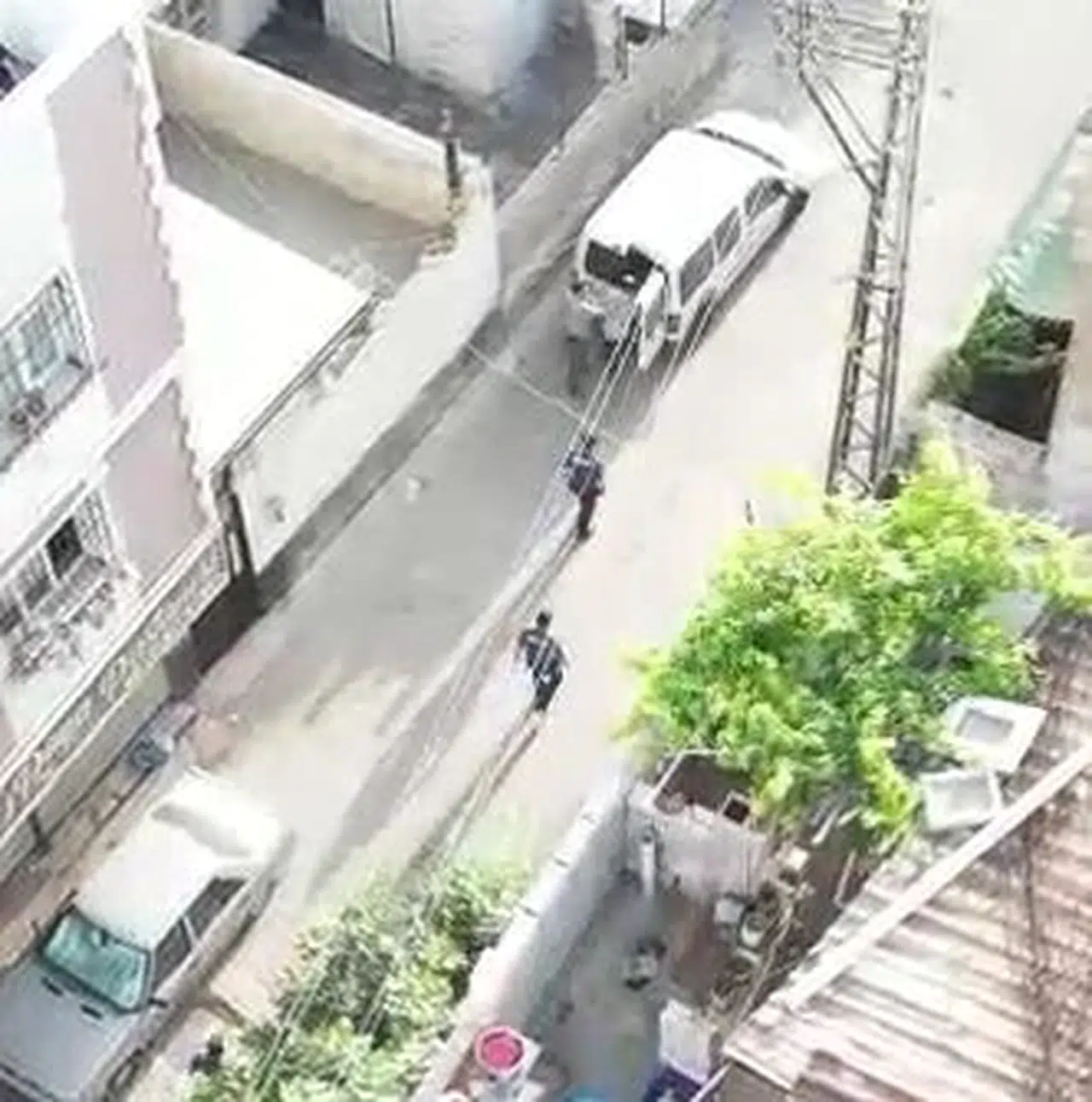 Çatıdan kaçmaya çalışan şüpheli dronla takip edilerek yakalandı