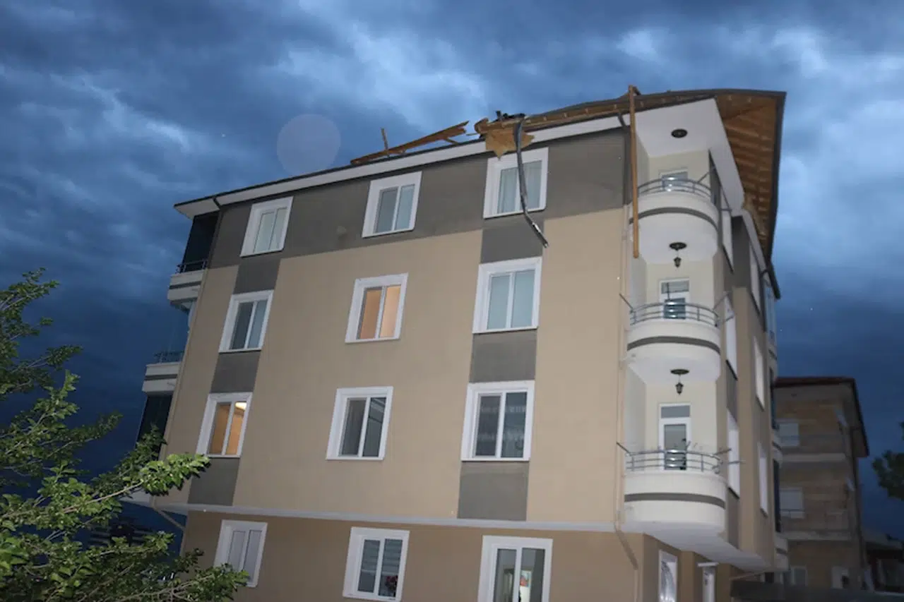 Nevşehir'de kuvvetli rüzgarda çatı uçtu, park halindeki araçlar zarar gördü