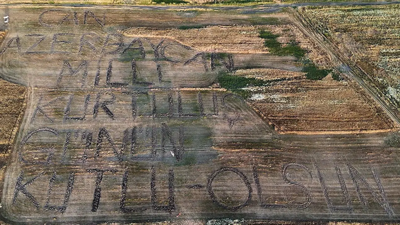 Azerbaycan'ın Milli Kurtuluş Günü'nü tarlaya yazdıkları yazıyla kutladılar