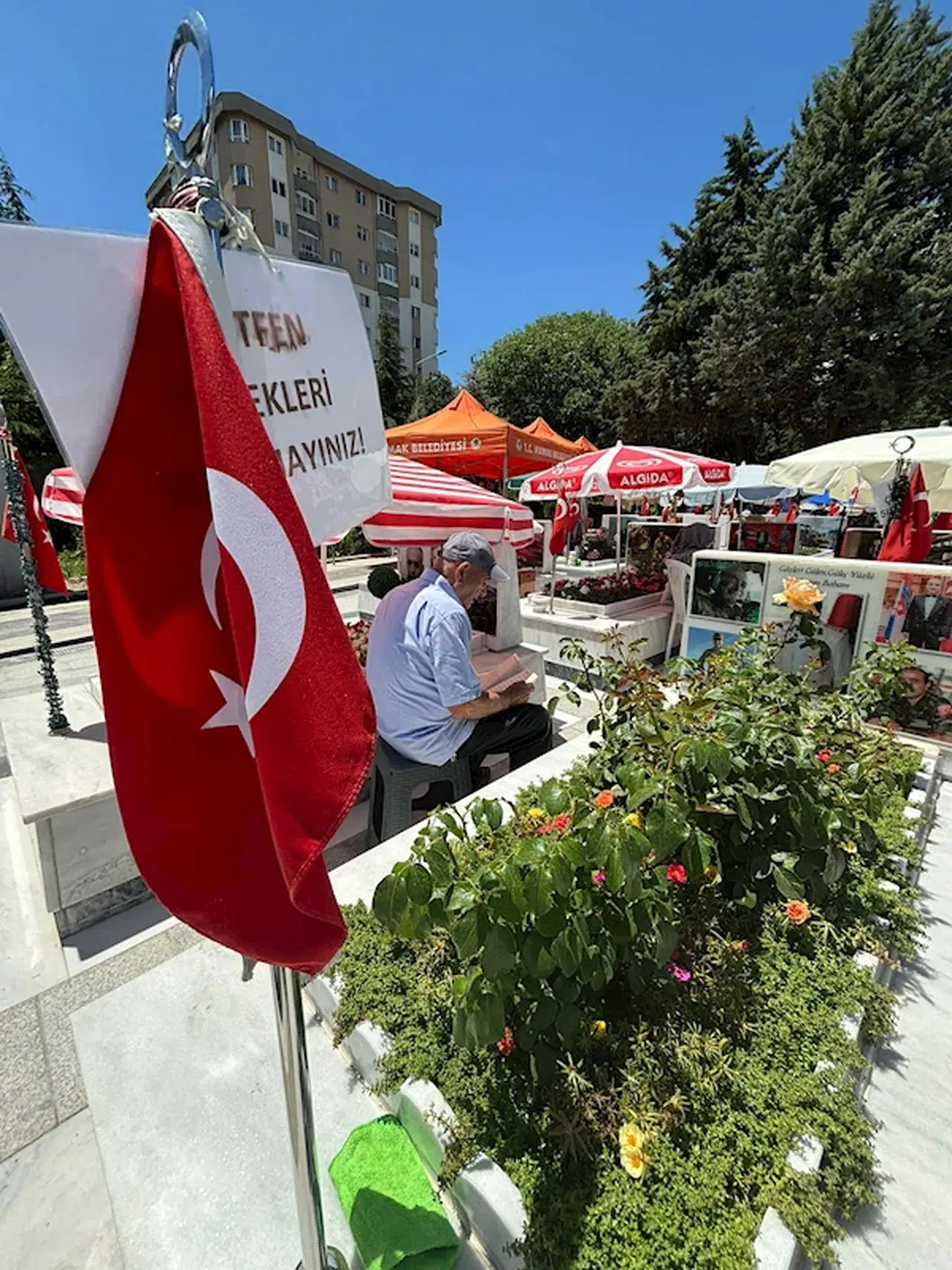 Ankara'da şehitliklerde arife yoğunluğu