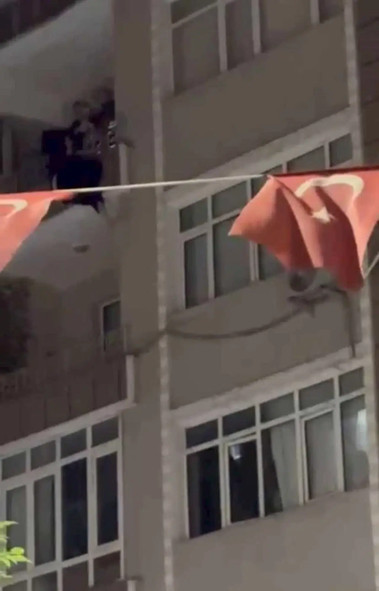 İstanbul - (Özel) Güngören'de DEAŞ operasyonunda 4'üncü kat balkonundan atlamaya çalışan kadını özel harekat kurtardı