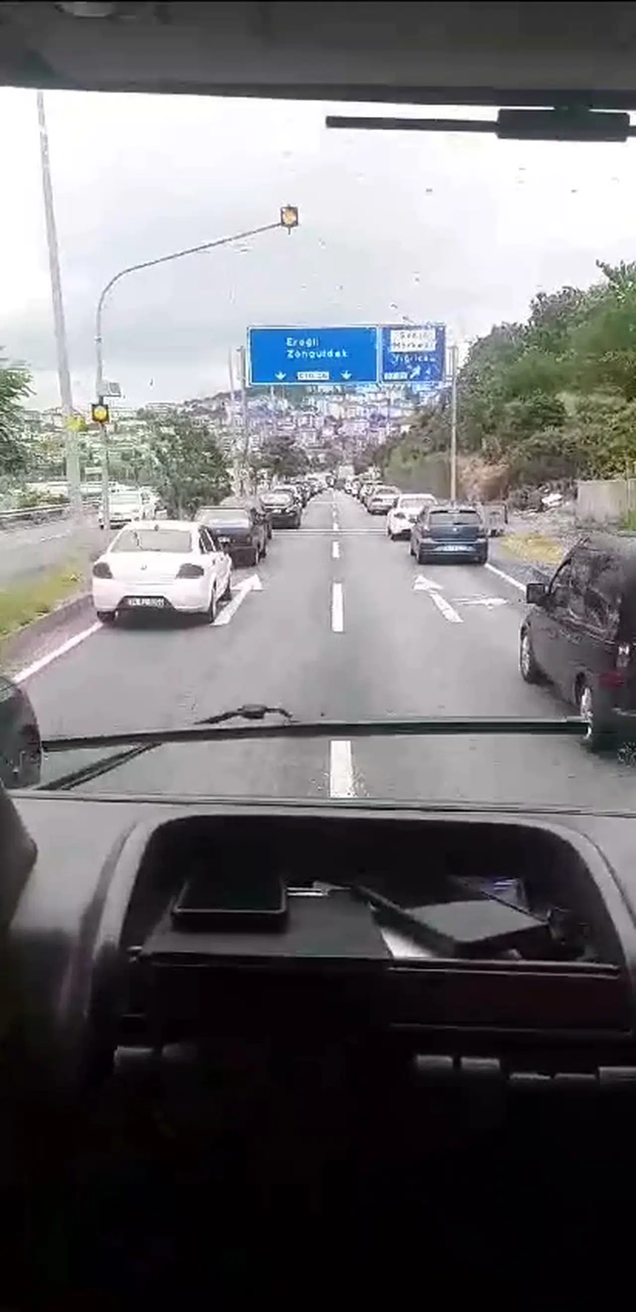 Otomobil refüjdeki beton direğe çarptı: Aynı aileden 4 yaralı (2)