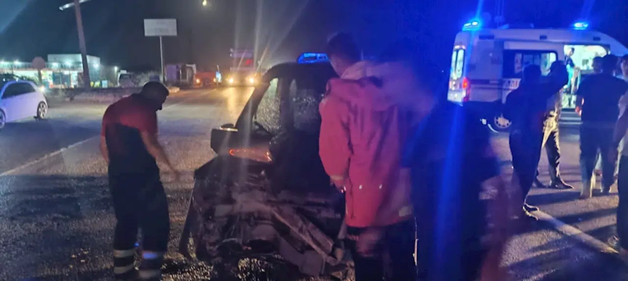 Hafif ticari araç, TIR'a çarptı: 1'i bebek, 2'si çocuk 5 yaralı