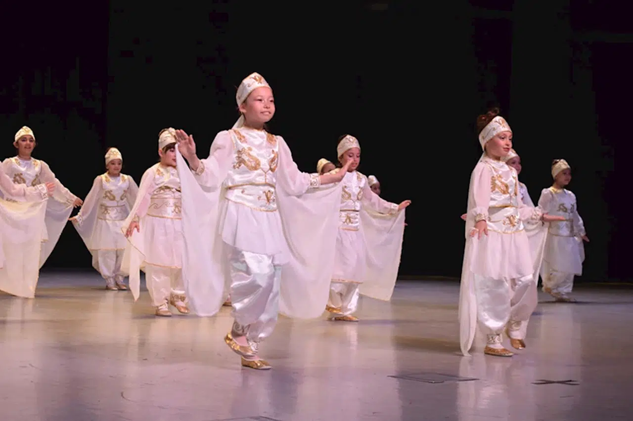 Bolu'da "Anadolu'nun Renkleri" halk oyunları gösterisi sahnelendi