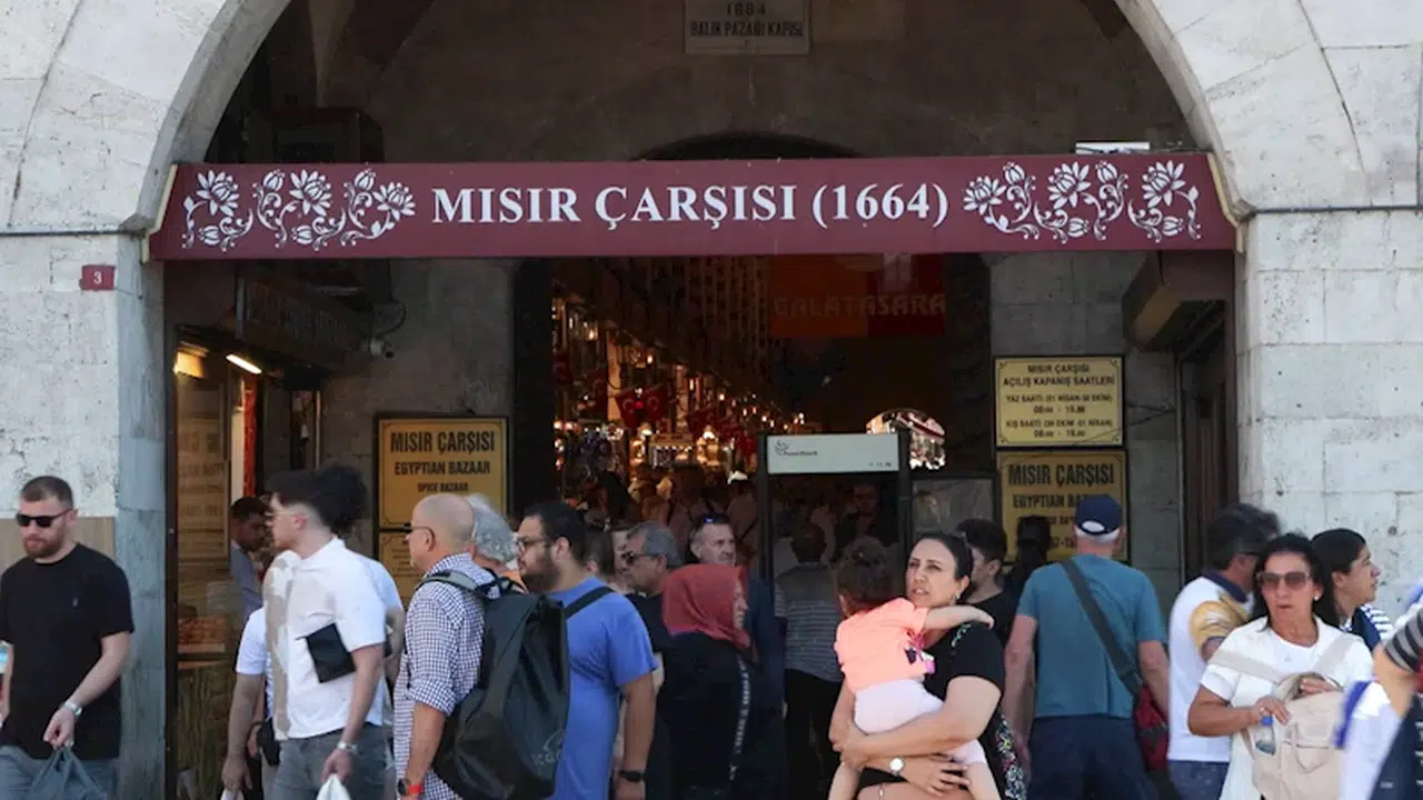 İstanbul-Yerli ve yabancı turistler İstanbul'un tadını çıkardı