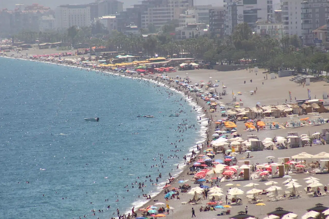 Konyaaltı Sahili'nde arife günü yoğunluğu