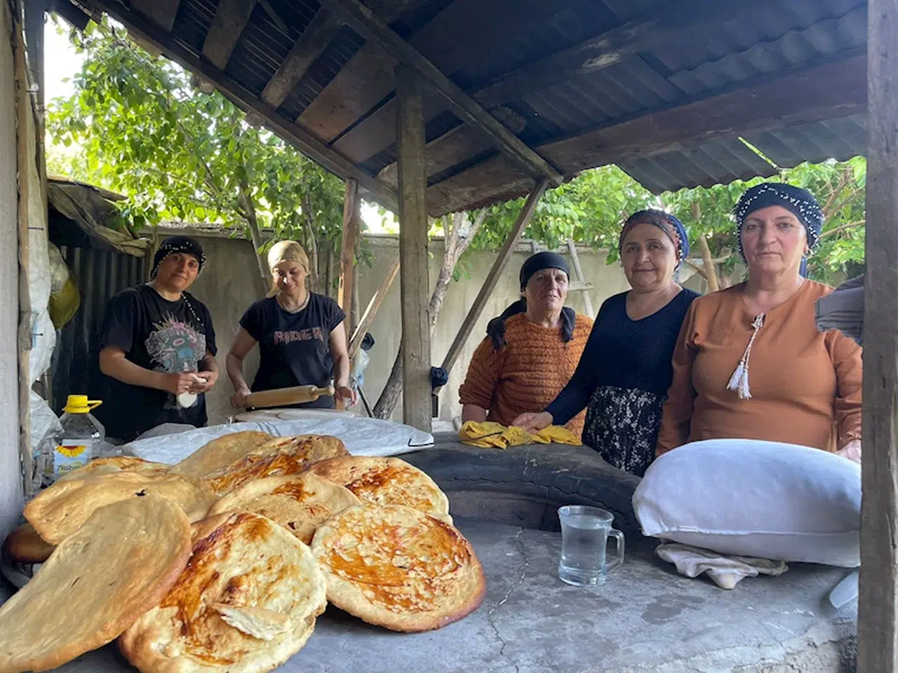 Hakkarili kadınlar, bayramda yardımlaşarak tandırda ekmek pişiriyor