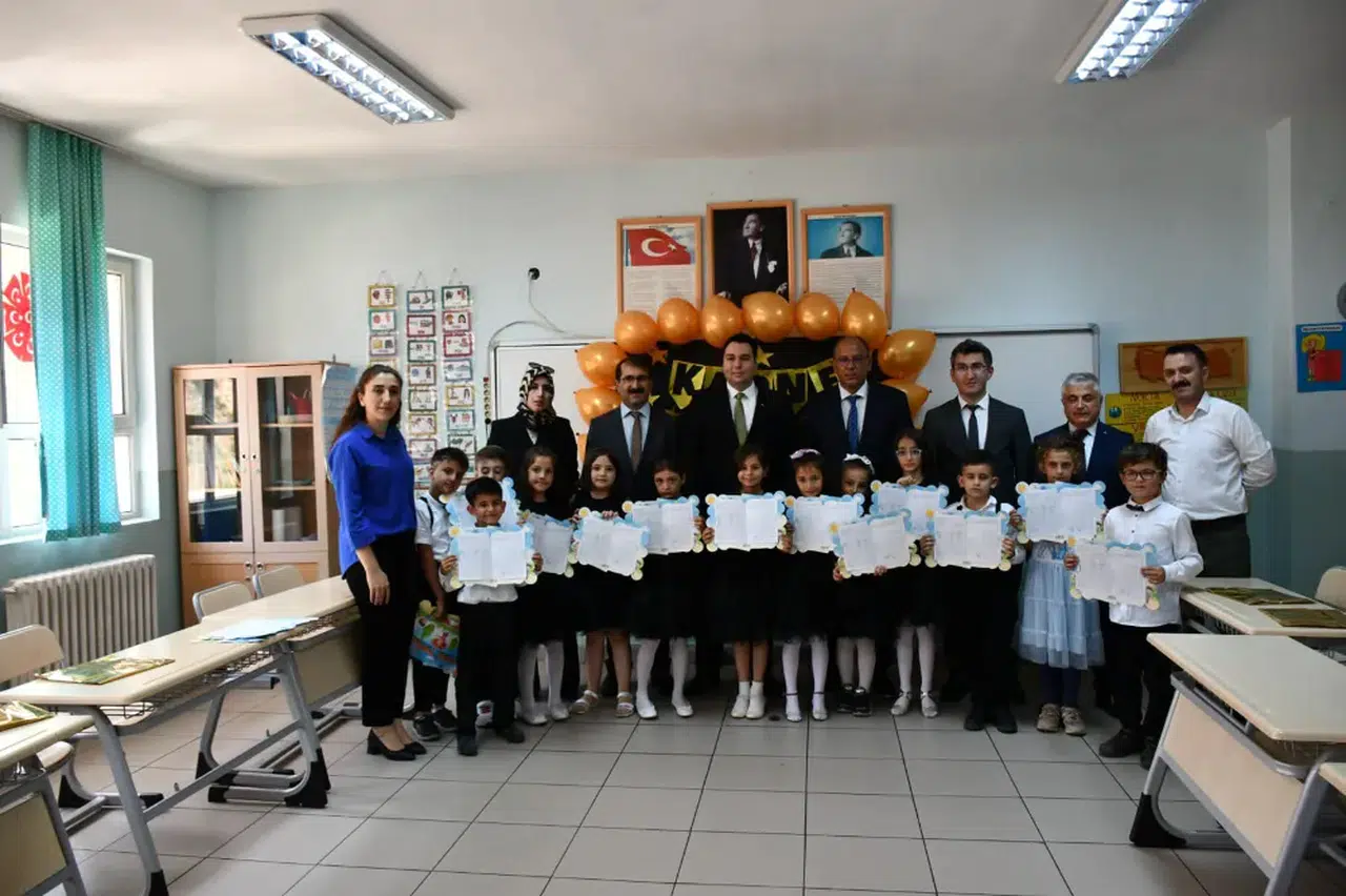 Artvin'de Öğrenciler Sevinçle Karne Aldı: Yaz Tatili Heyecanı Başladı!