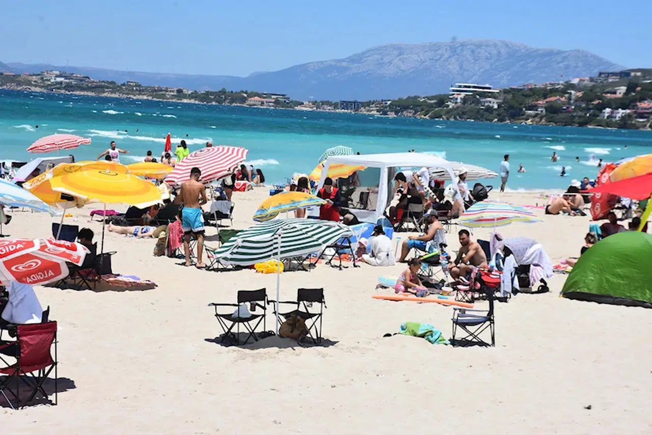 Bayramın ilk gününde Ilıca Plajı'nda yoğunluk