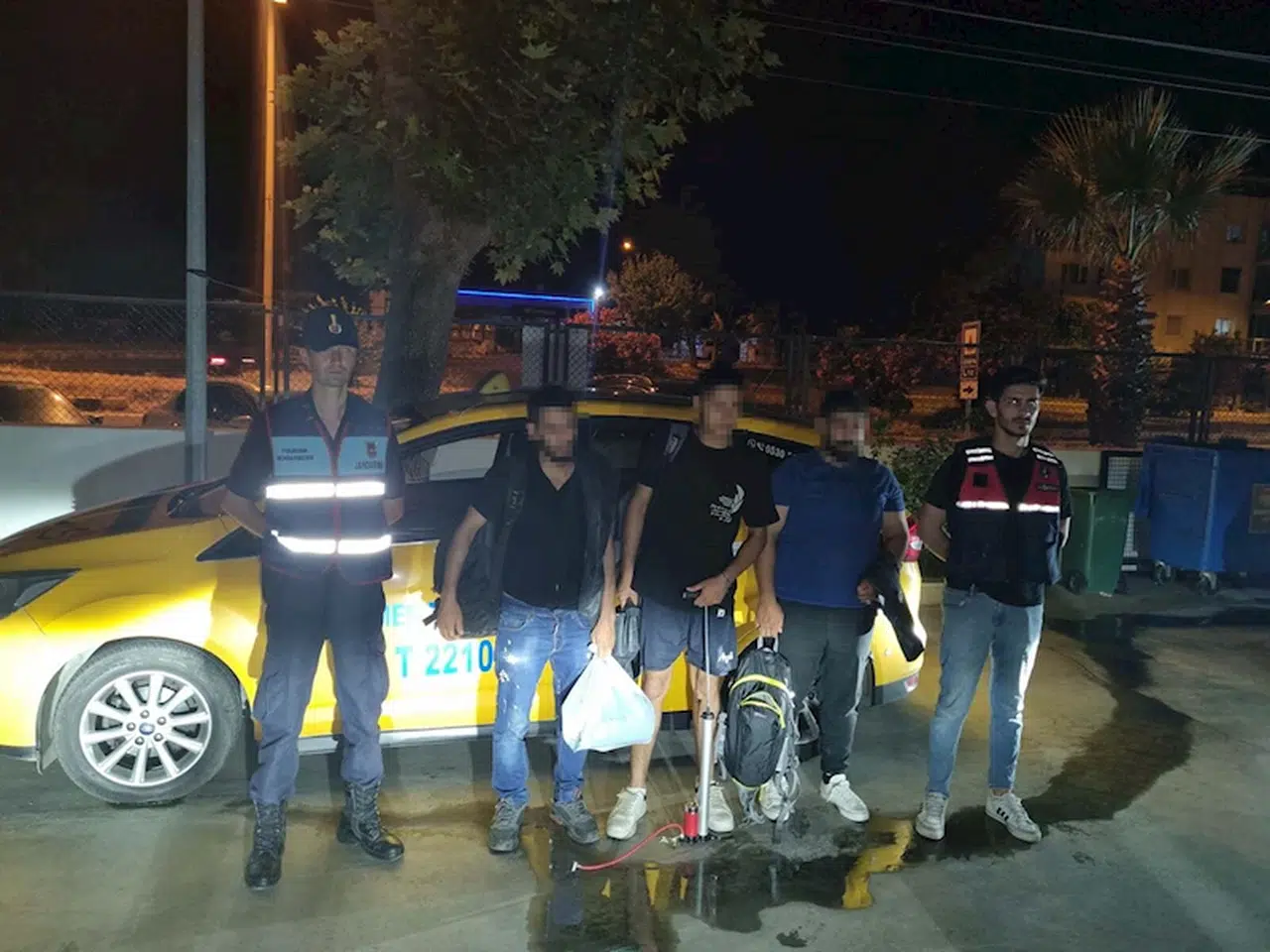 Kuşadası'nda 3 kaçak göçmen ile 1 şüpheli yakalandı