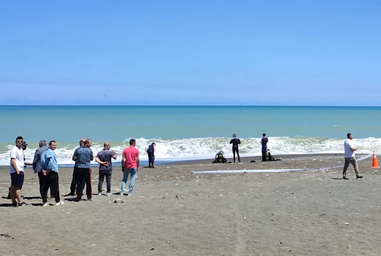 Düzce'de denizde boğulma tehlikesi geçiren 4 kişi kurtarıldı, kaybolan genç aranıyor