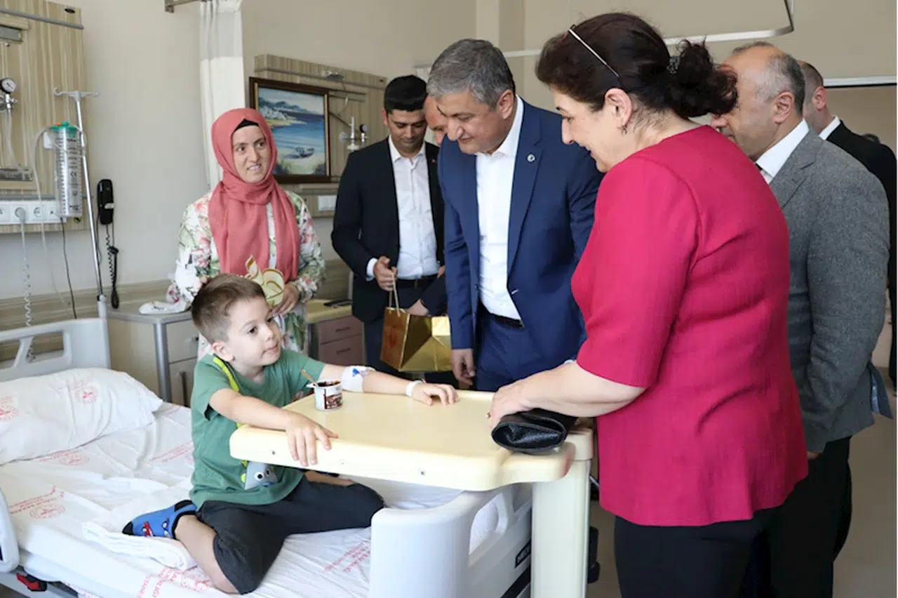 Vali Yavuz'dan hastalara ve huzurevindeki yaşlılara bayram ziyareti