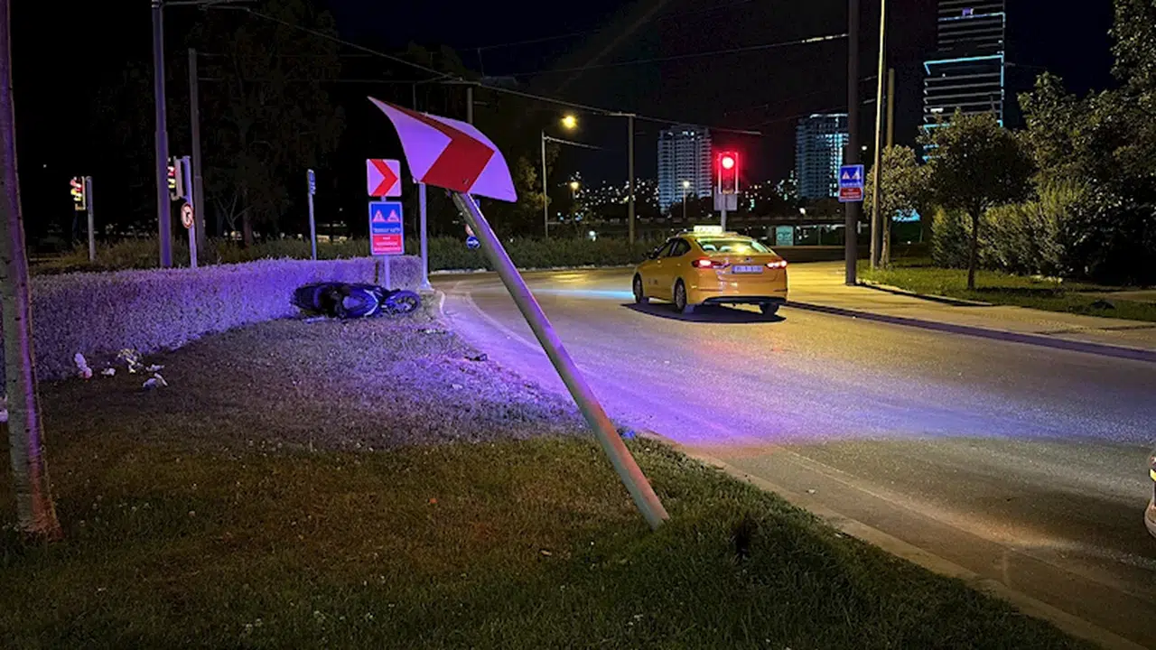 Motosiklet, viraj levhasına çarptı: 1'i ağır 2 yaralı